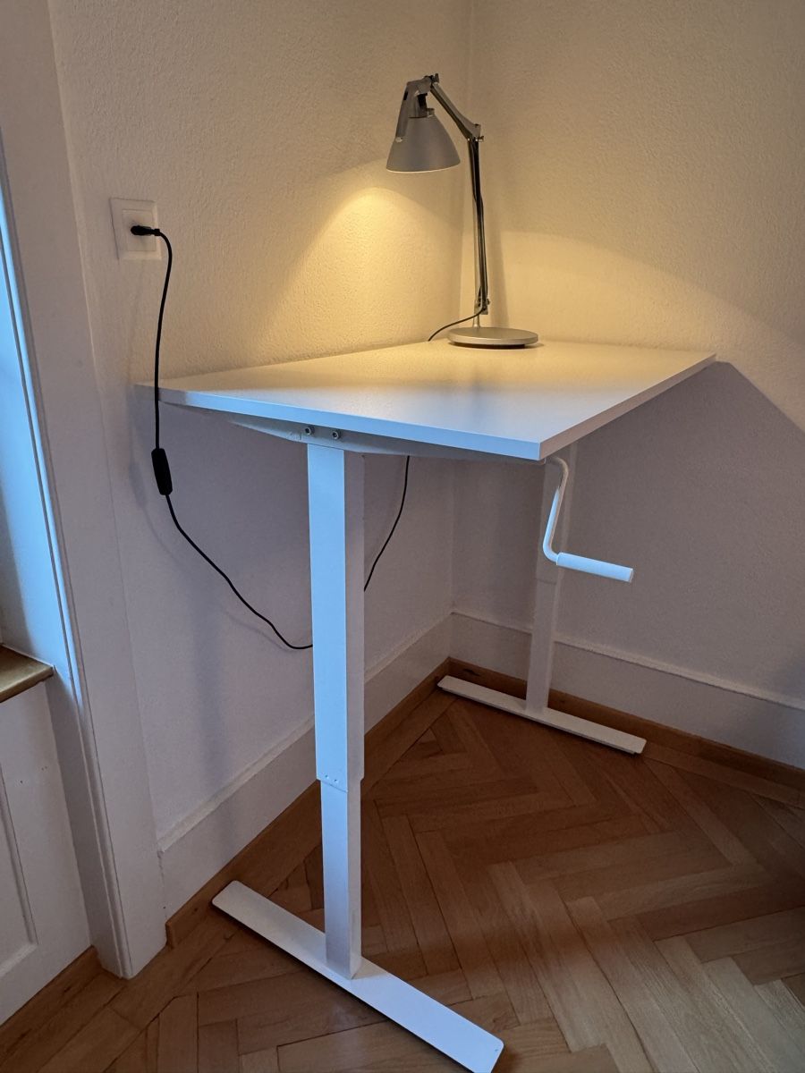 Bureaux: Steh und Sitzschreibtisch weiss Ikea  – D'occasion à Biel/Bienne par max_s2g7 5