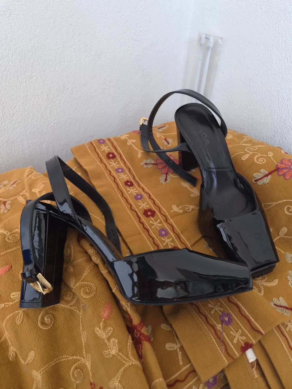 Massimo Dutti Scarpe da donna: Massimo Dutti schöner Glanzlederpumps Gr. 39 – Usato da Frenkendorf venduto da Chrigeli01 2
