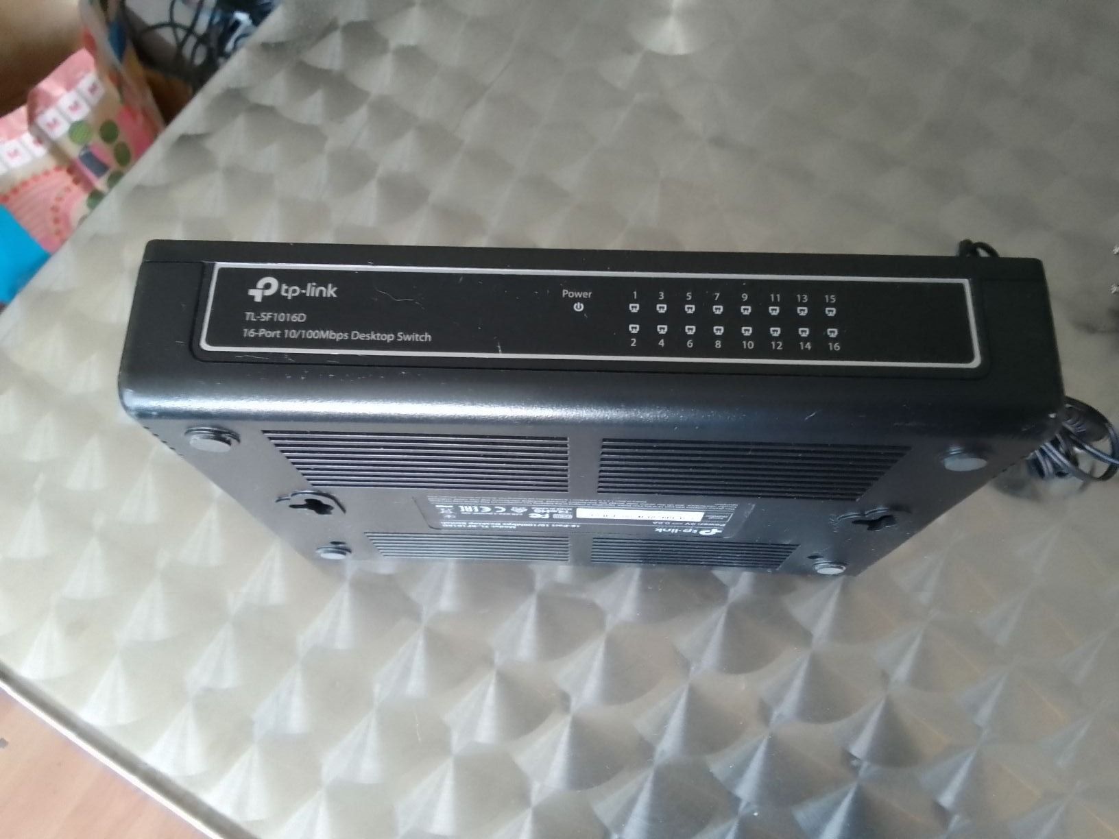 TP-Link Hub & Switch: 16 Port Switch TP LINK – Usato da Ebmatingen venduto da swiss.canadian 2