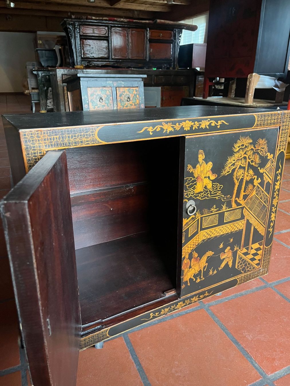 Cassettiere: Schwarze Kommode mit Goldmalerei – Nuovo (secondo la descrizione) da Cham venduto da mjg1901 2
