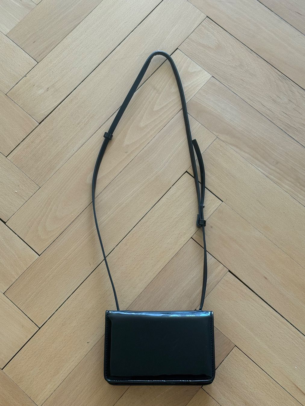 Acne Studios Sacs: Acne Studios Lackleder Tasche Schwarz – D'occasion à Zürich par ele_nd88 1