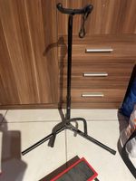 Gitarrenständer und Fussbank