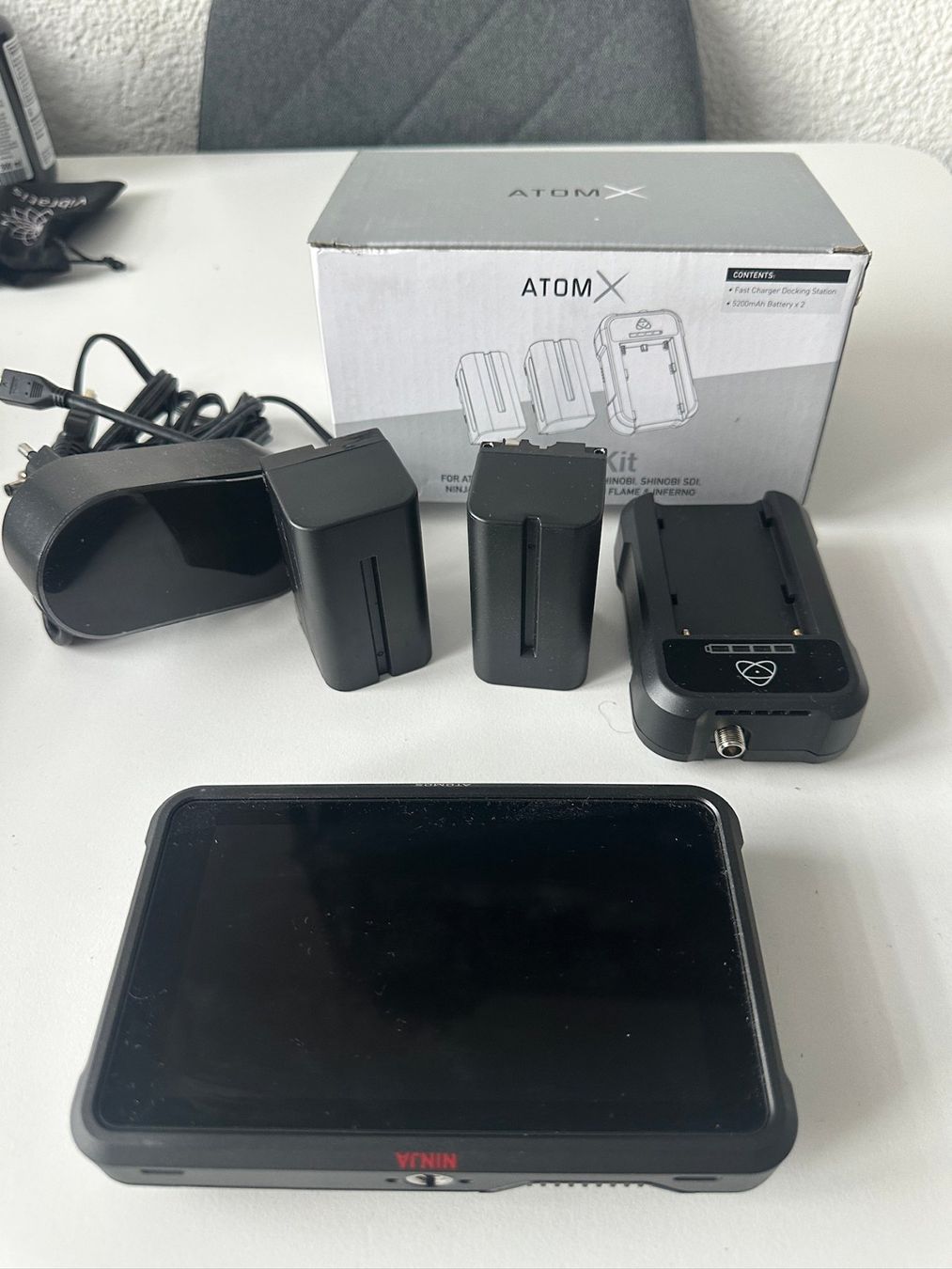 Caméscopes: ATOMOS Ninja V Kit Ladegerät Akkus Neuwertig – D'occasion à Kloten par Wharum
