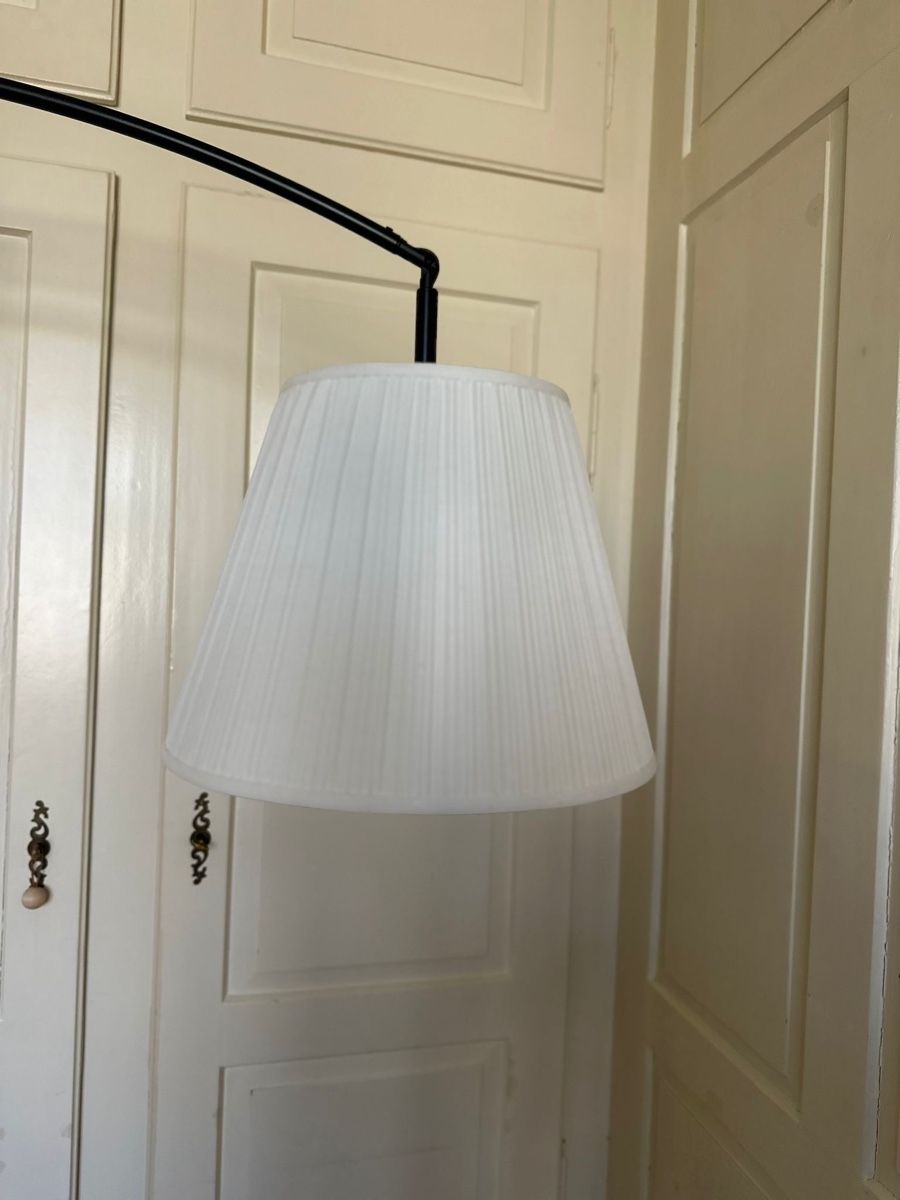 Ikea Lampade: IKEA Stehlampe mit weissem Lampenschirm – Usato da Romanshorn venduto da Stefanos 1