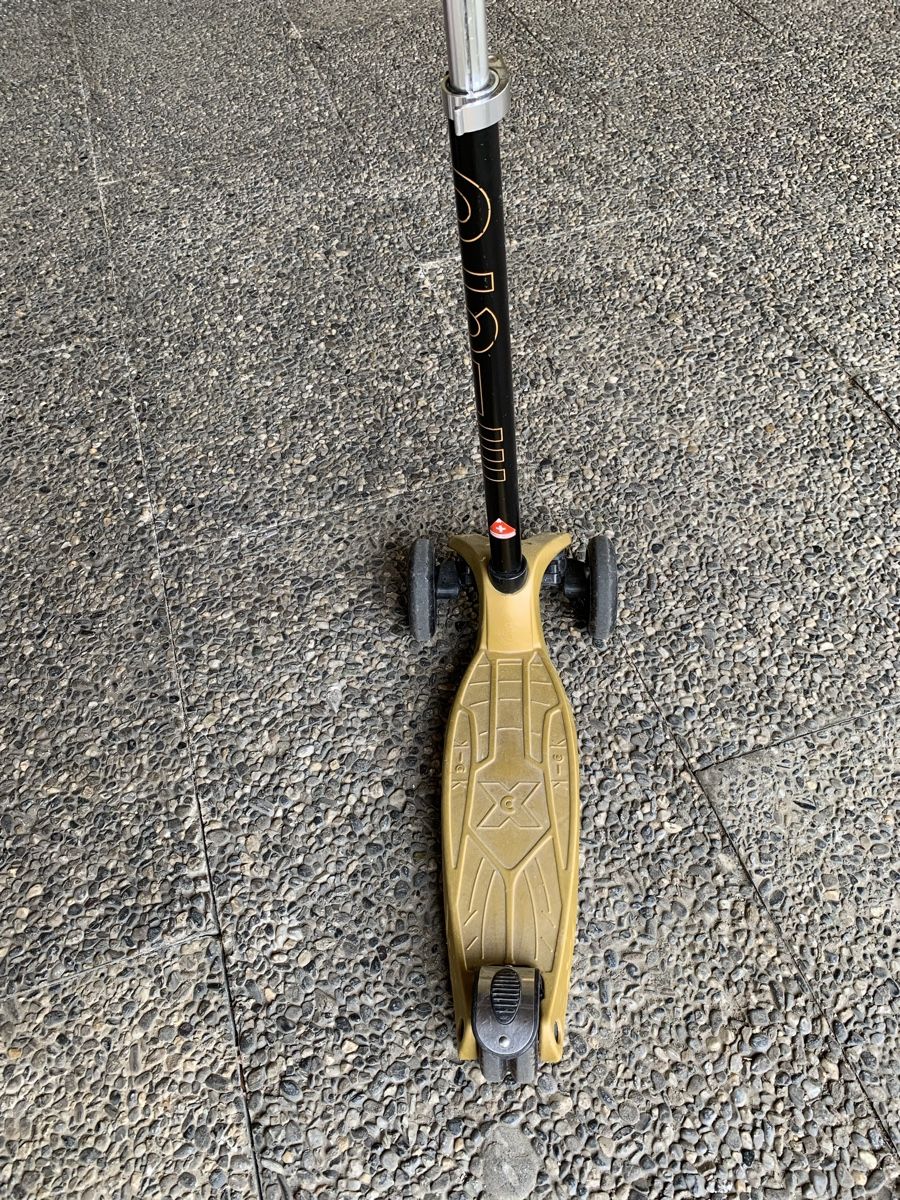Micro Kickboard: Kids micro gold Scooter  - 3 Wheels  – Gebraucht aus Küsnacht ZH von ngad93