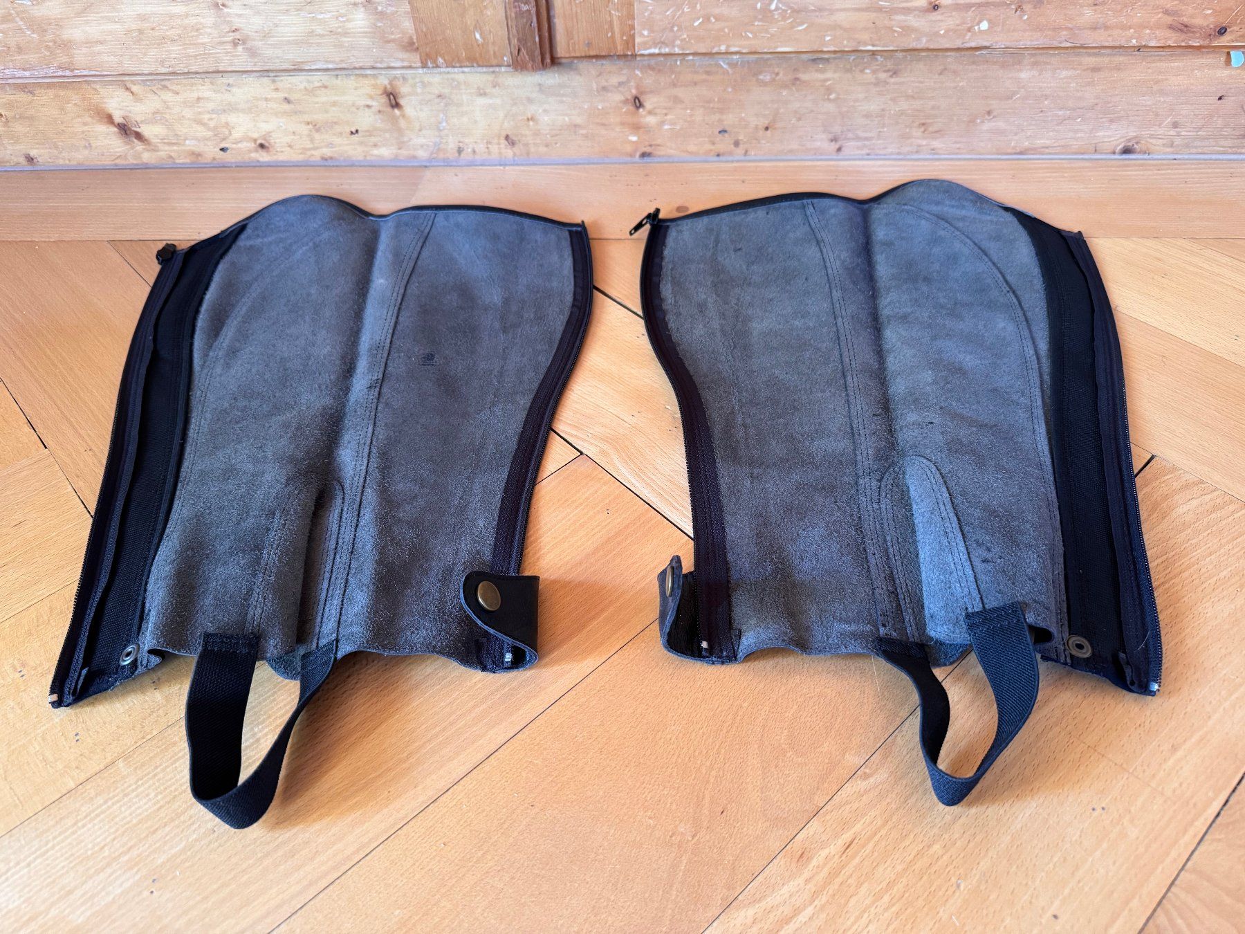 Stinchiere & Fasciature: Schwarze Leder-Chaps Gr. S mit Strass - NEU – Nuovo (secondo la descrizione) da Zürich venduto da 411osmanbey 2