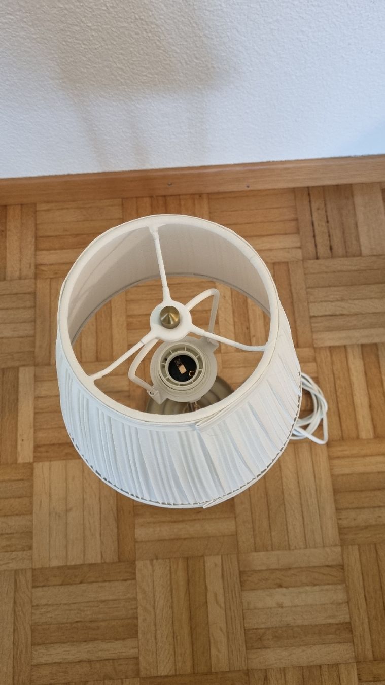 Ikea Lampade: Ikea Lampe, goldfarben, mit weissem Schirm – Usato da Pfäffikon SZ venduto da fab_8z7t 2