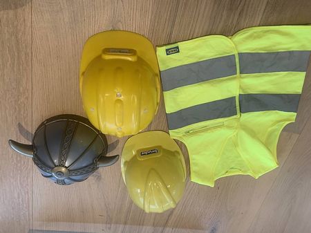 Helm und Leuchtweste