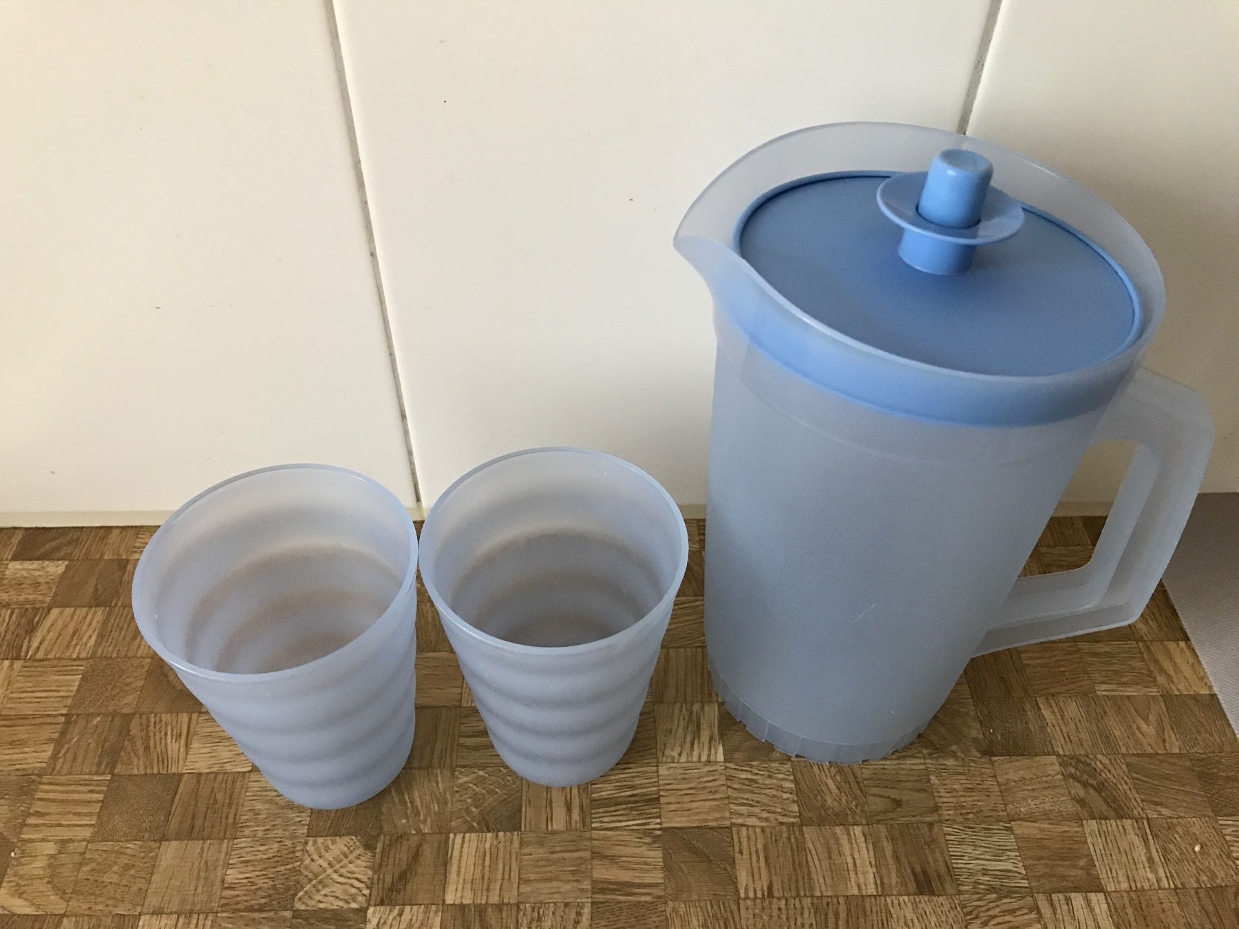 Tupperware Contenitori & Simili: Tupperware Krug  und 2 Becher – Usato da Birmensdorf ZH venduto da Hilhan