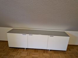 Sideboard in Weiss mit Aluminiumoberfläche