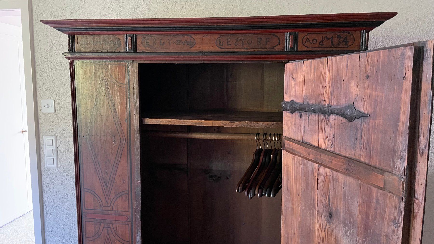 Armoires: Antiker Schrank mit Bemalung, mittelgross – D'occasion à Muri b. Bern par 4claudi 4