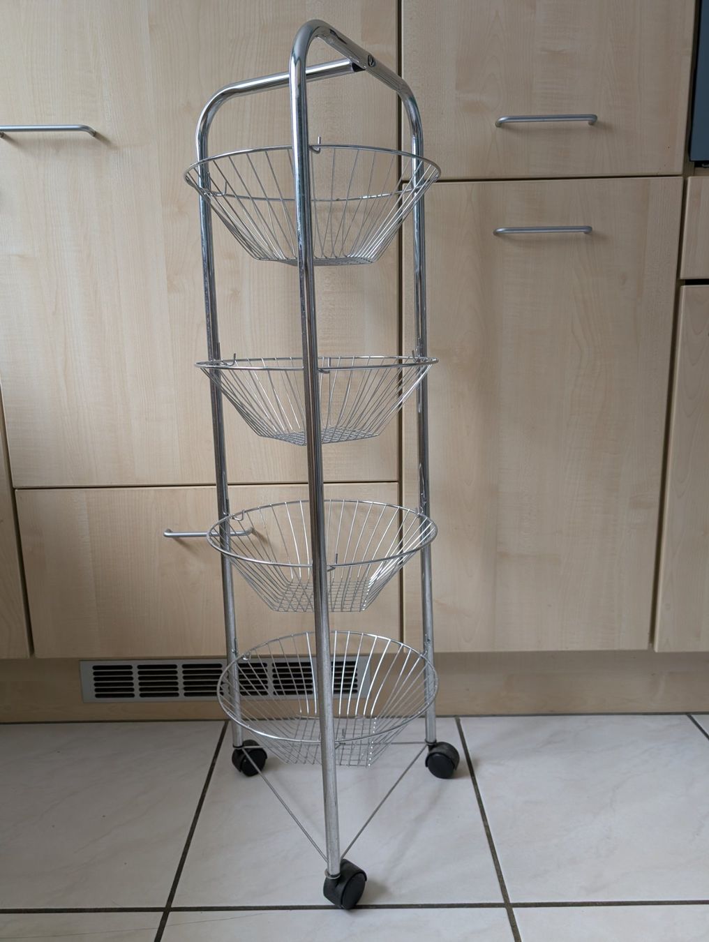 Cucine complete: 4 Stöckiger Obst und Gemüsekorb mit Rollen – Usato da Gümmenen venduto da fpo_6jgn