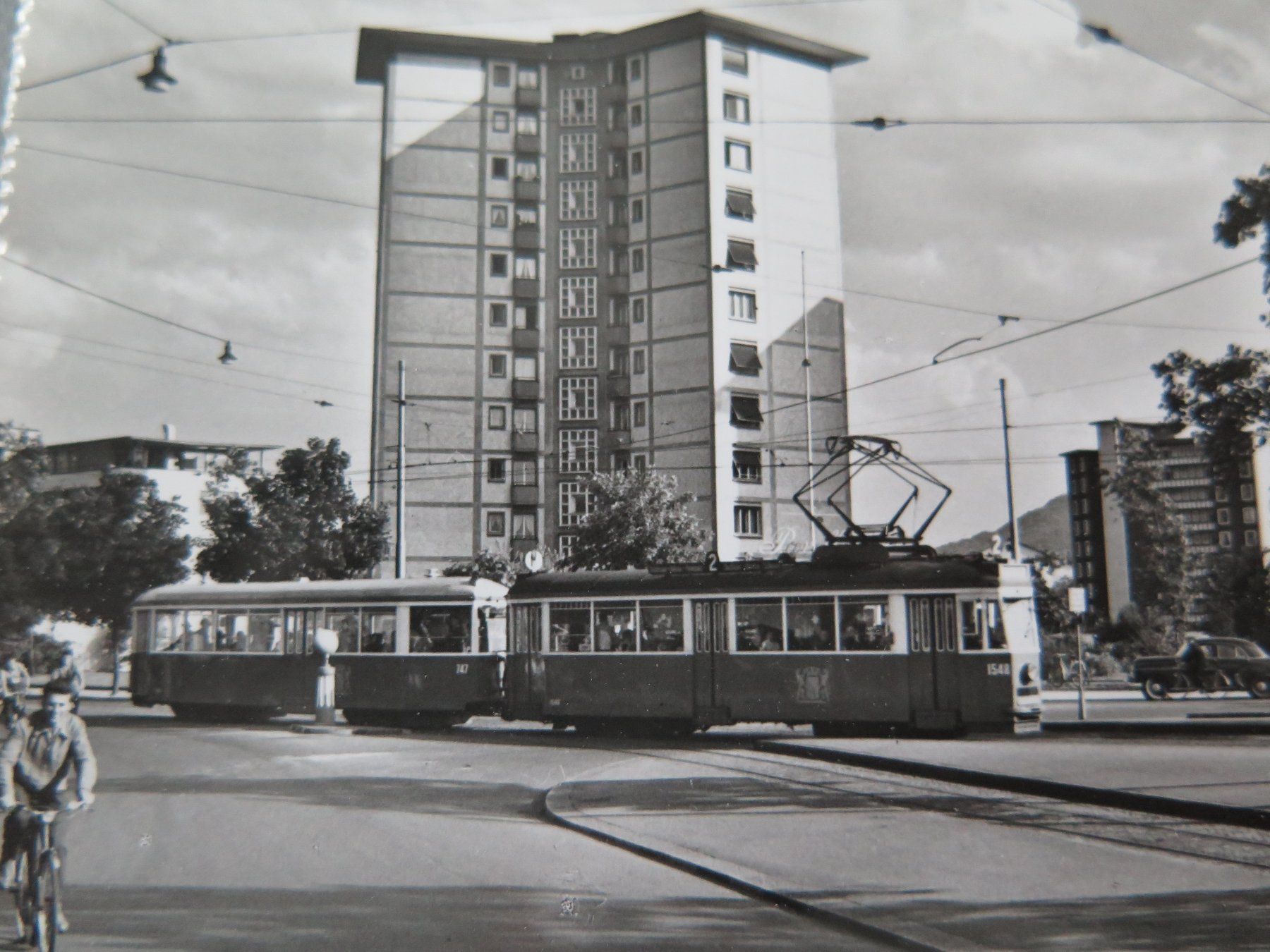 Cartoline postali: ZÜRICH - HOCHHÄUSER LETZIGRABEN MIT TRAM – Usato da Wittenbach venduto da lipasal 1