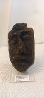 Primitive Ziermaske aus Walfischknochen