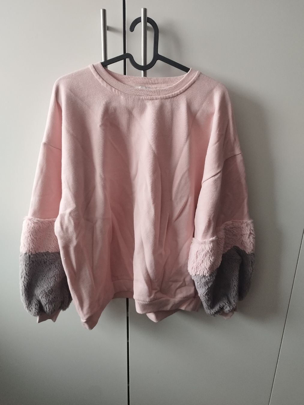 Maglioni & Felpe: Rosa Damen Oversize Pullover / Sweater mit Fellärmel, Gr. S – Usato da Bremgarten AG venduto da Annikaouh