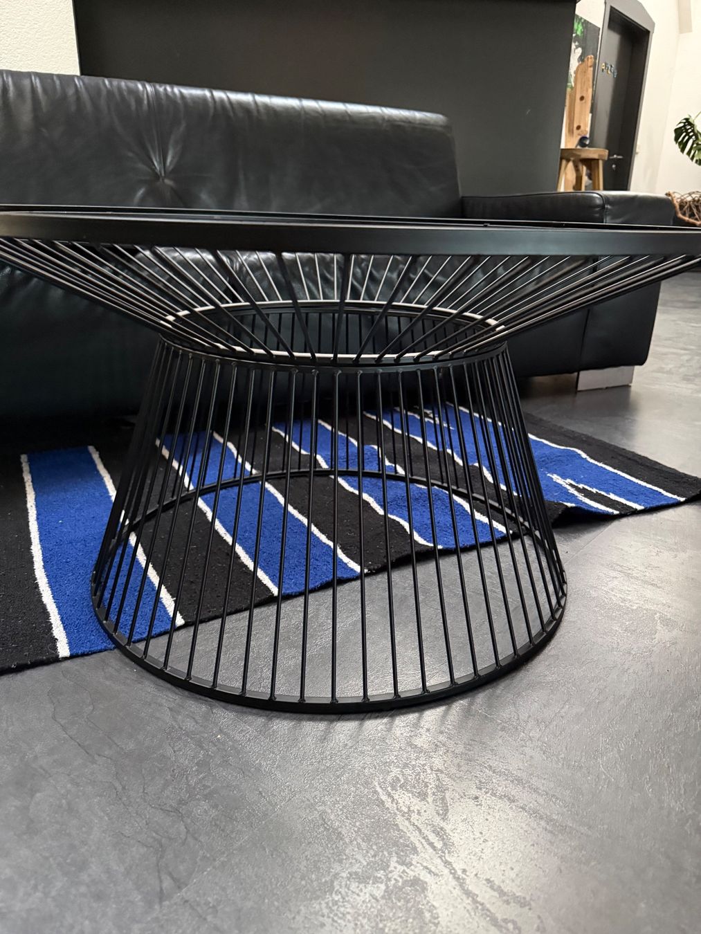 Tavoli: Minimalistischer Drahtkorb Couchtisch schwarz mit getönter – Usato da Müllheim Dorf venduto da Raphael88swiss 4