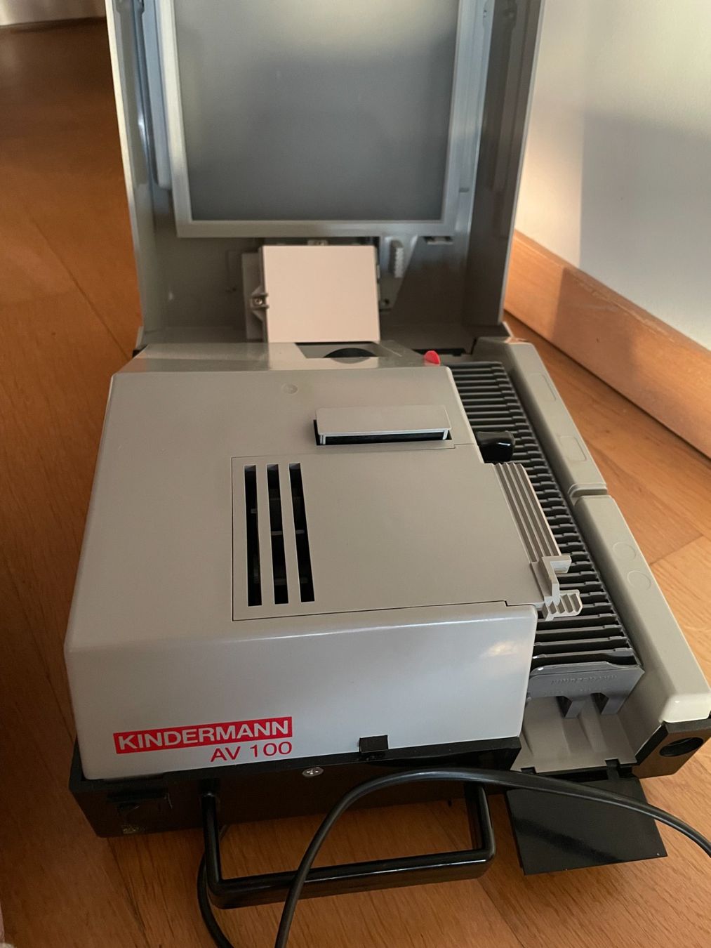 Proiettori: Projecteur de diapositives Kindermann AV 100 – Usato da Petit Lancy venduto da gil_hr6v