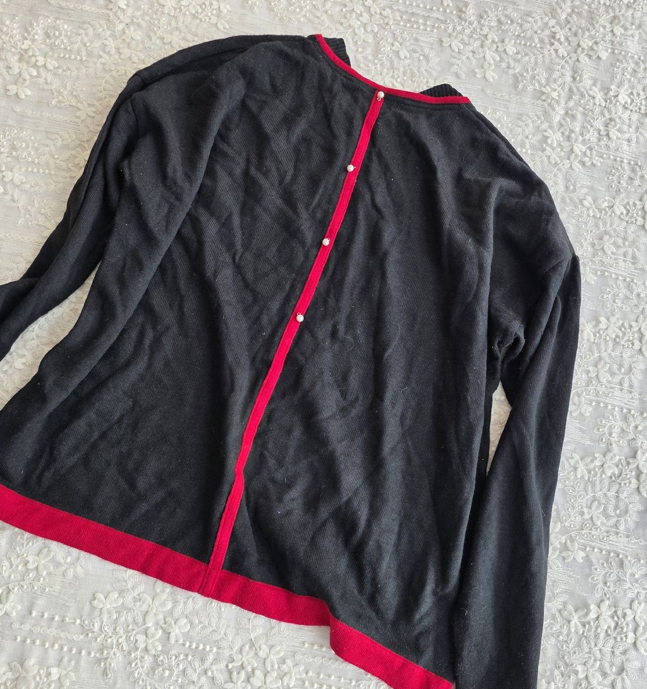 Maglioni & Felpe: Schwarzer Strickpullover mit roten Details, Grösse L – Usato da Rheinsulz venduto da Gilea 5