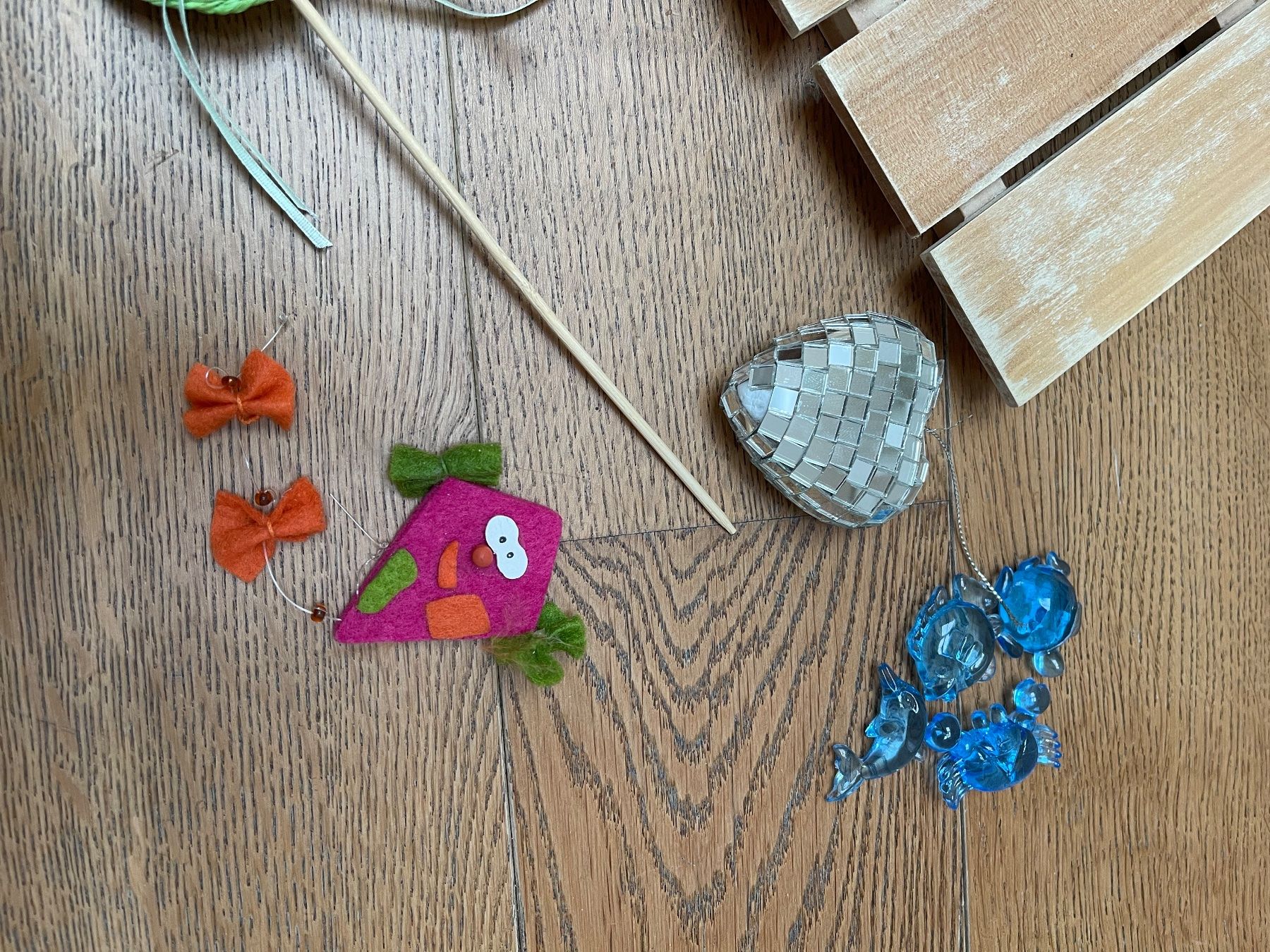 Kit bricolage: Bastelutensilien Steg, Federn, Hut – Usato da Bassersdorf venduto da Sandy456 4