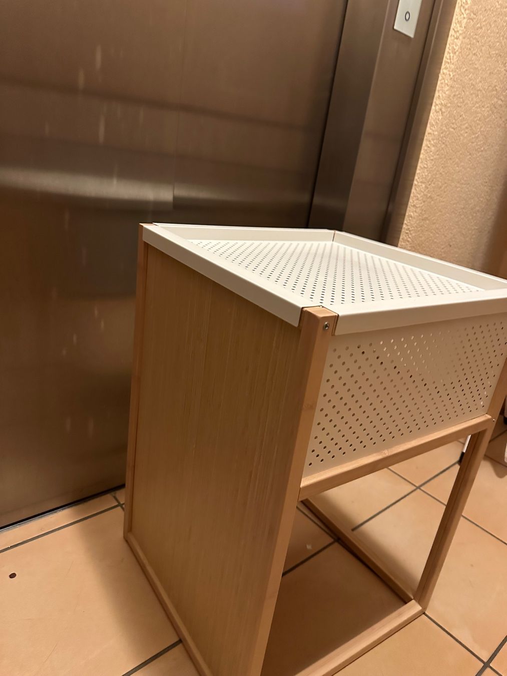 Comodini: Table de chevet moderne, IKEA, bois clair et blanc – Usato da Orbe venduto da br1_tyr8 1