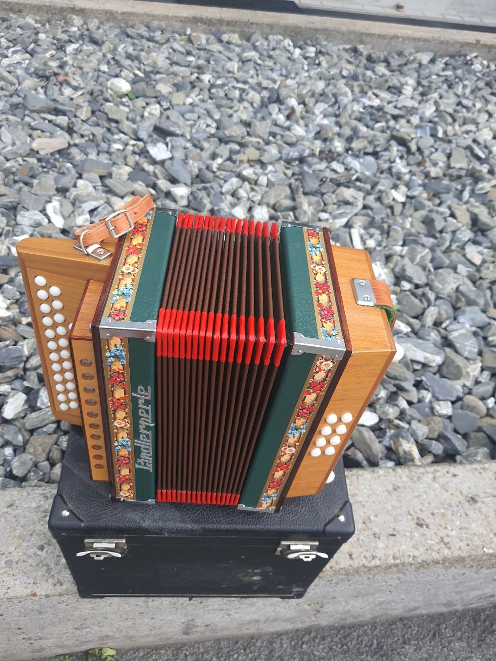 Musikinstrumente: schwyzerorgeli 8 basses avec coffre ton B  – Gebraucht aus Pont-de-la-Morge von Mirabelle0 5