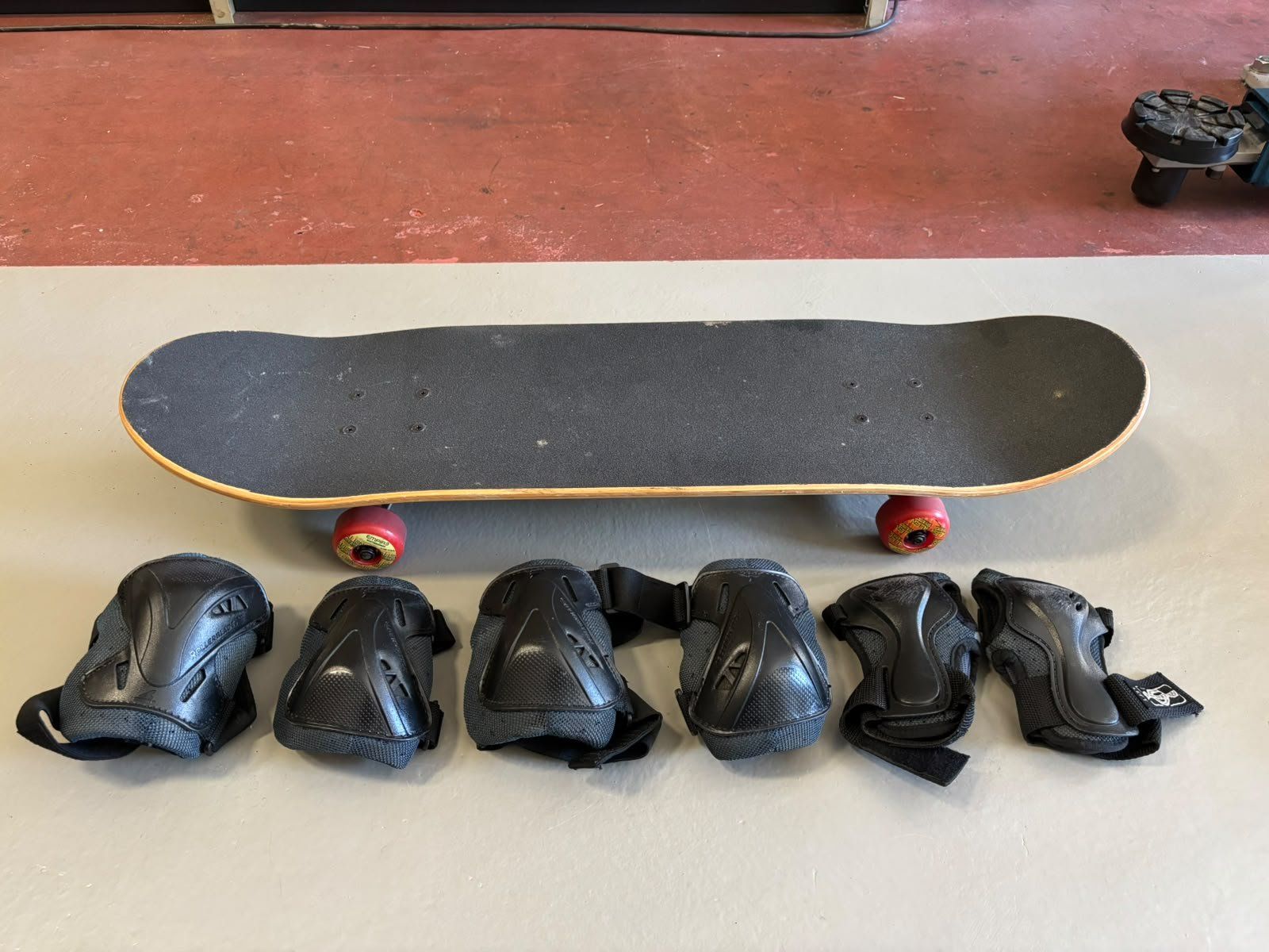 Skateboards: Skateboard mit Protektoren – Gebraucht aus Wangen an der Aare von Manumech 2