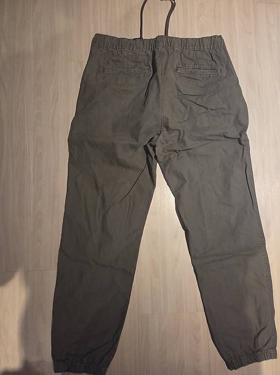 H&M Pantalons: Grüne Herrenhose – D'occasion à Lauerz par betsan666 1