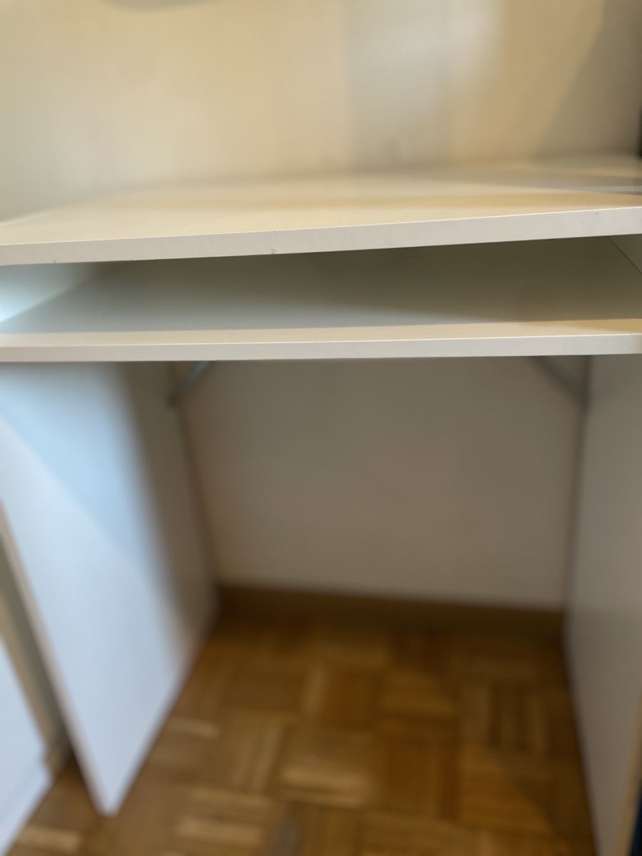 Bureaux: Kleiner moderner weißer Tisch – Neuf (Voir description) à Zürich par aym_ls25 2