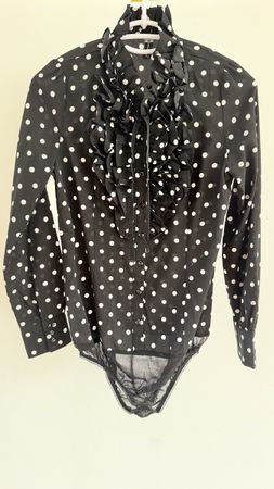 Bluse mit Punkten und Rüschen schwarz Grösse M