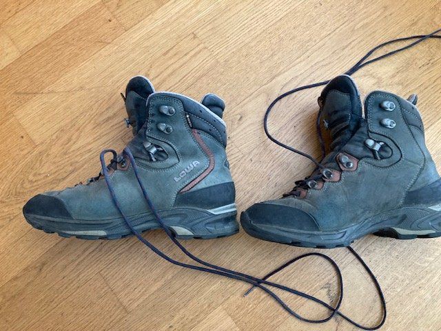 Lowa Scarpe da donna: Wanderschuhe LOWA 40 – Usato da St. Gallen venduto da Geoka 1