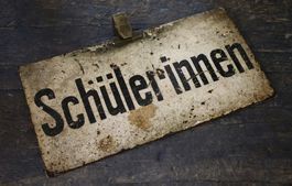 Eisenschild "Schülerinnen, Schüler"