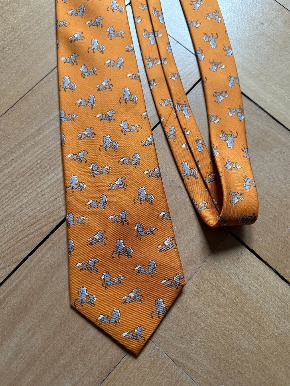 Hermès Krawatten: HERMÈS - Seide Krawatte orange mit Pferden – Neu (gemäss Beschreibung) aus Zürich von Diazaio 1
