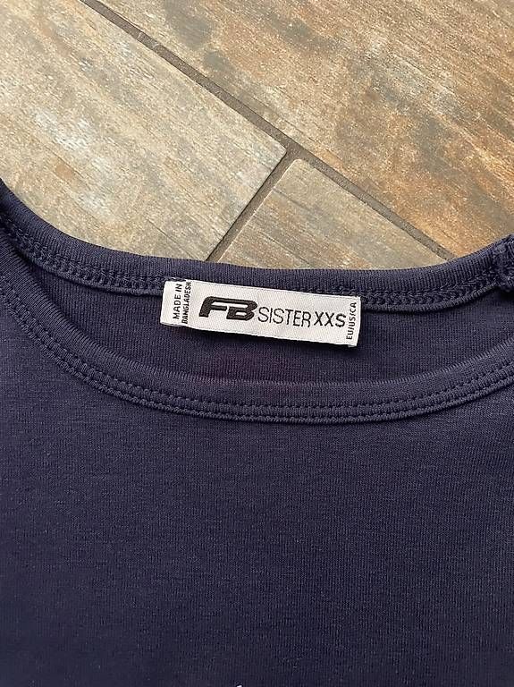 T-shirt: 2 Shirts kurz geschnitten – Usato da Ruggell venduto da knoedifisch 1