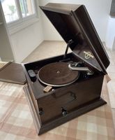 Grammophon mit Schallplatten