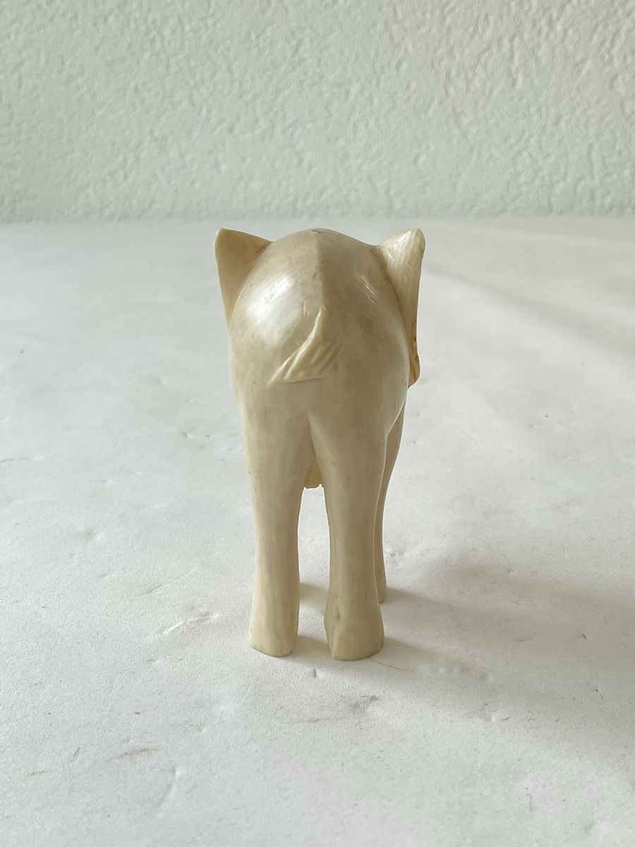 Figurines: Ancien éléphant sculpté  – D'occasion à Malleray par Robot12 2
