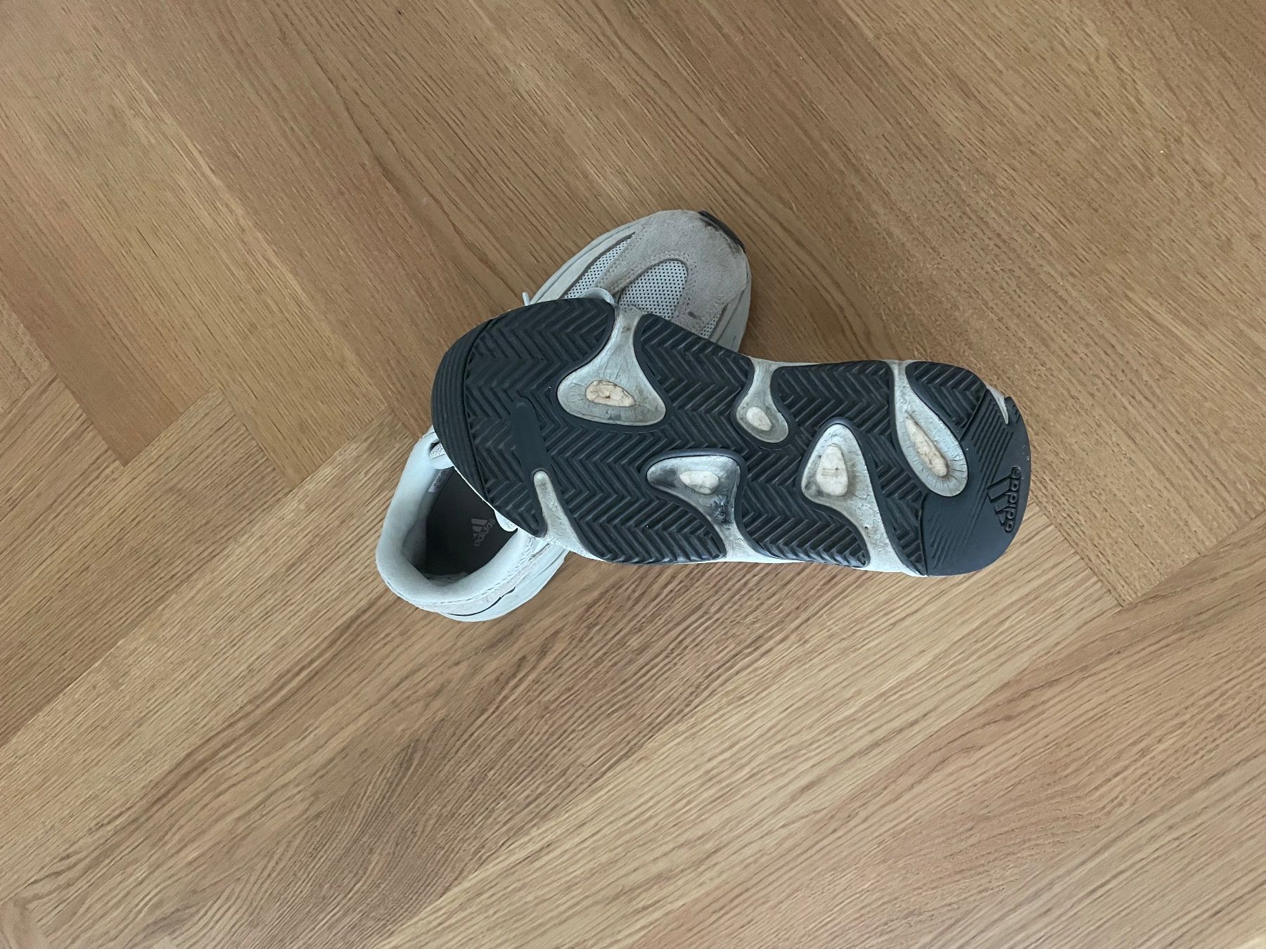 Adidas Scarpe da uomo: Adidas Yeezy 700 in grau – Usato da Zürich venduto da Saratue 1