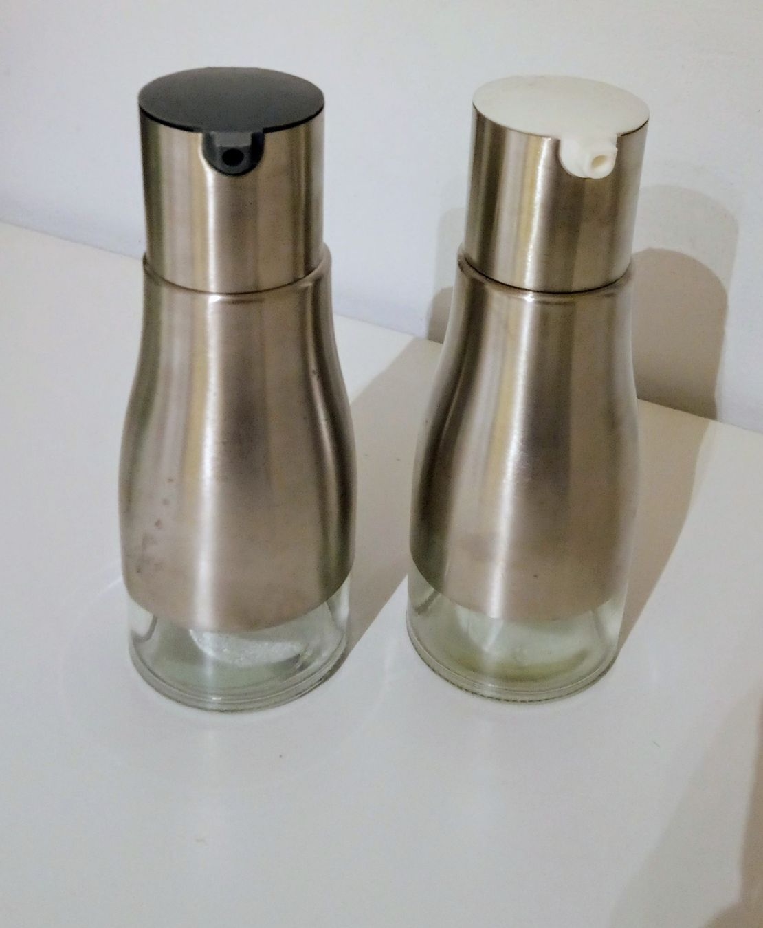 Gas-Geräte & -Technik: Öl / Essigspender Set, Edelstahl/Glas/Esstisch oder Küche – Gebraucht aus Volketswil von Car1 2