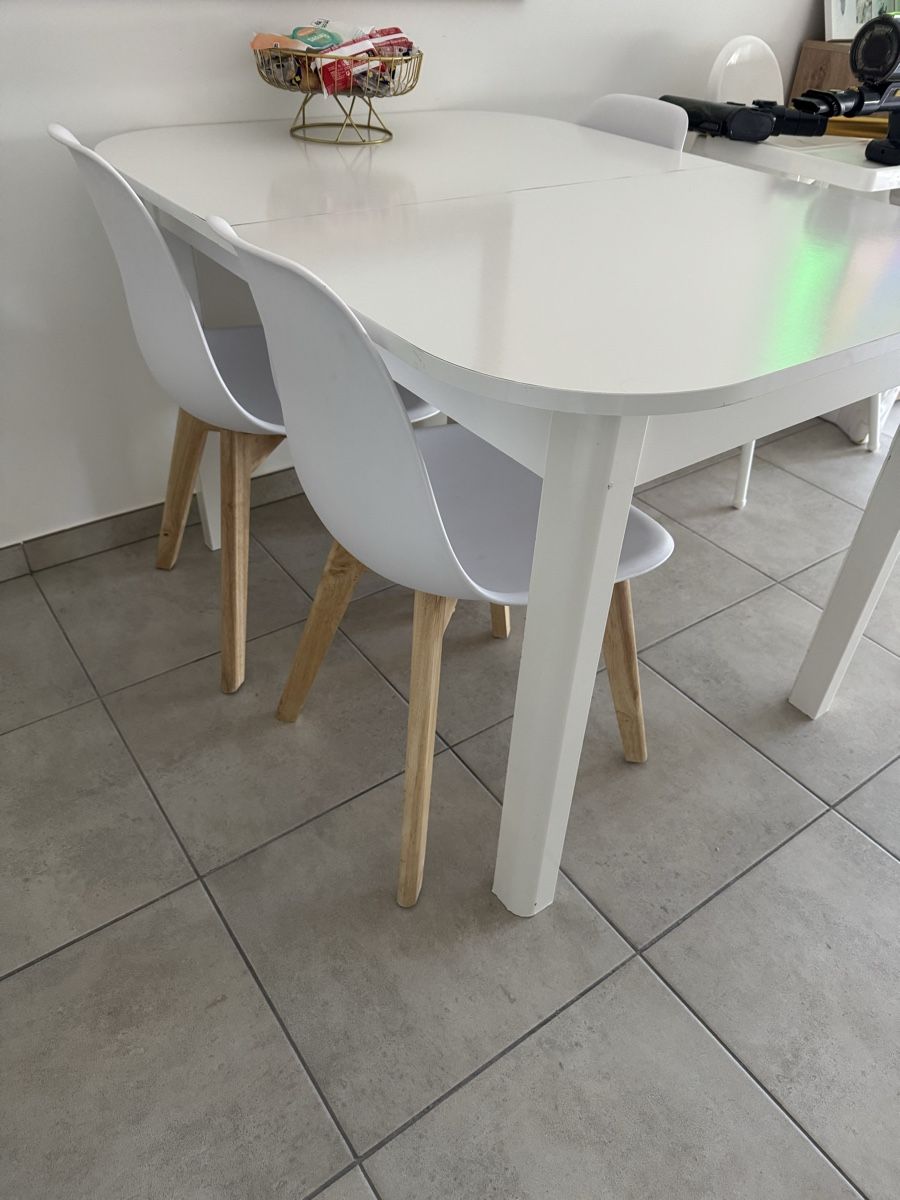 Conforama Set di tavolo e panche: Table blanche extensible et 3 chaise blanche à vendre  – Usato da Vernier venduto da est_w55w