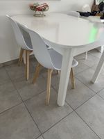 Table blanche extensible et 3 chaise blanche à vendre 