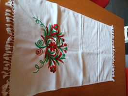 Chemin de table et serviettes brodés état neuf