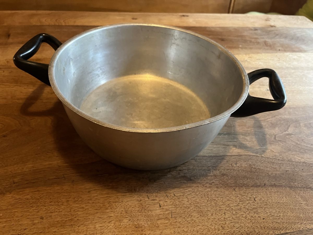 Sigg Pfannen: uralter Kochtopf, Aluminium mit Bakelit-Griffen, Sigg, l – Gebraucht aus Wila von Fritz-Wila