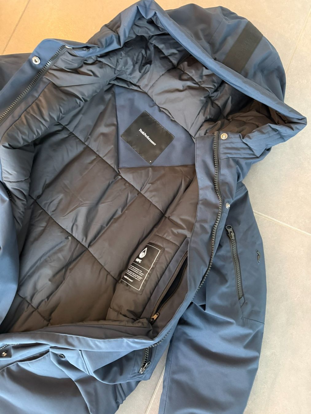 Peak Performance Vestes: Peak Performance W HYPER PARKA dunkelblau – D'occasion à Eich par akkilokipok 2