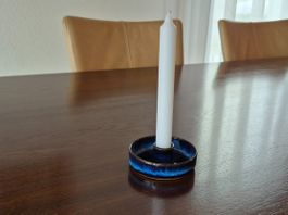Schlichter Kerzenständer aus Keramik in Blau