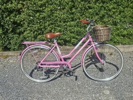Schönes pinkes Damenrad mit Korb, perfekt für den Sommer!