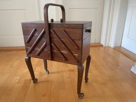 Grosser antiker Nähkasten auf Rollen / Stricken Box Schrank