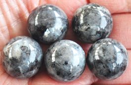 Deko Heilstein G-318 bis 322 – 5 Stück Larvikite Kugel 20mm