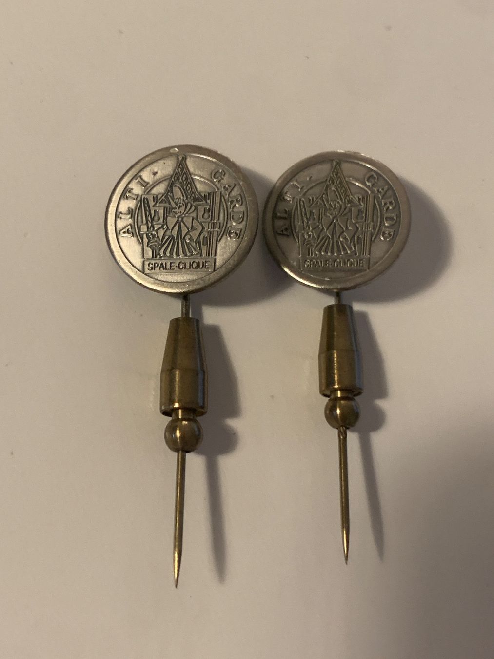 Basler Placchette & Badge: 2 Anstecknadel SPALE-CLIQUE Alti Garde – Usato da Basel venduto da fasnachtsoutlet1965