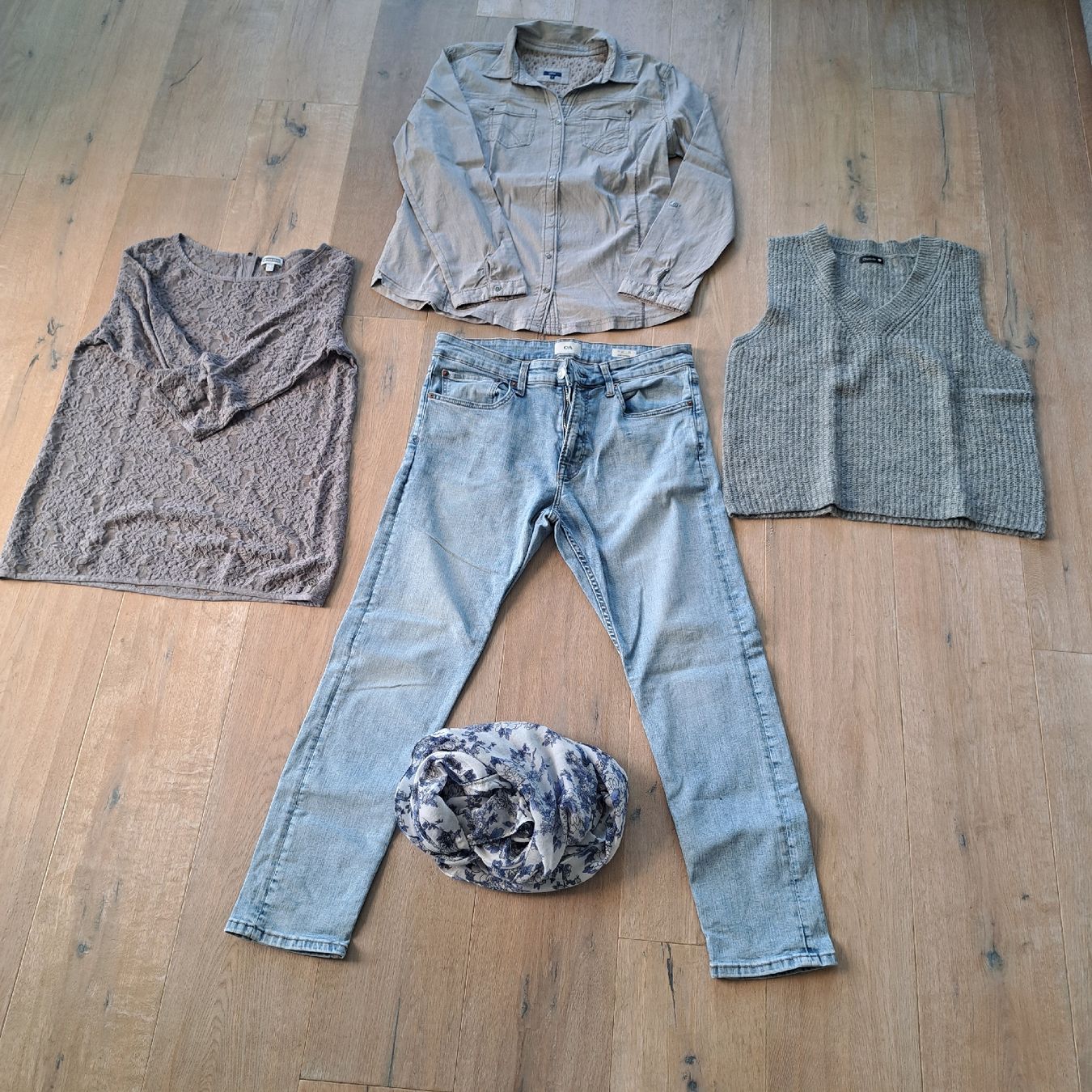 Lotti di vestiti: Kleiderset: Jeans, Bluse, Oberteil, Strickweste Gr.M – Usato da Kriegstetten venduto da Jakasi 1