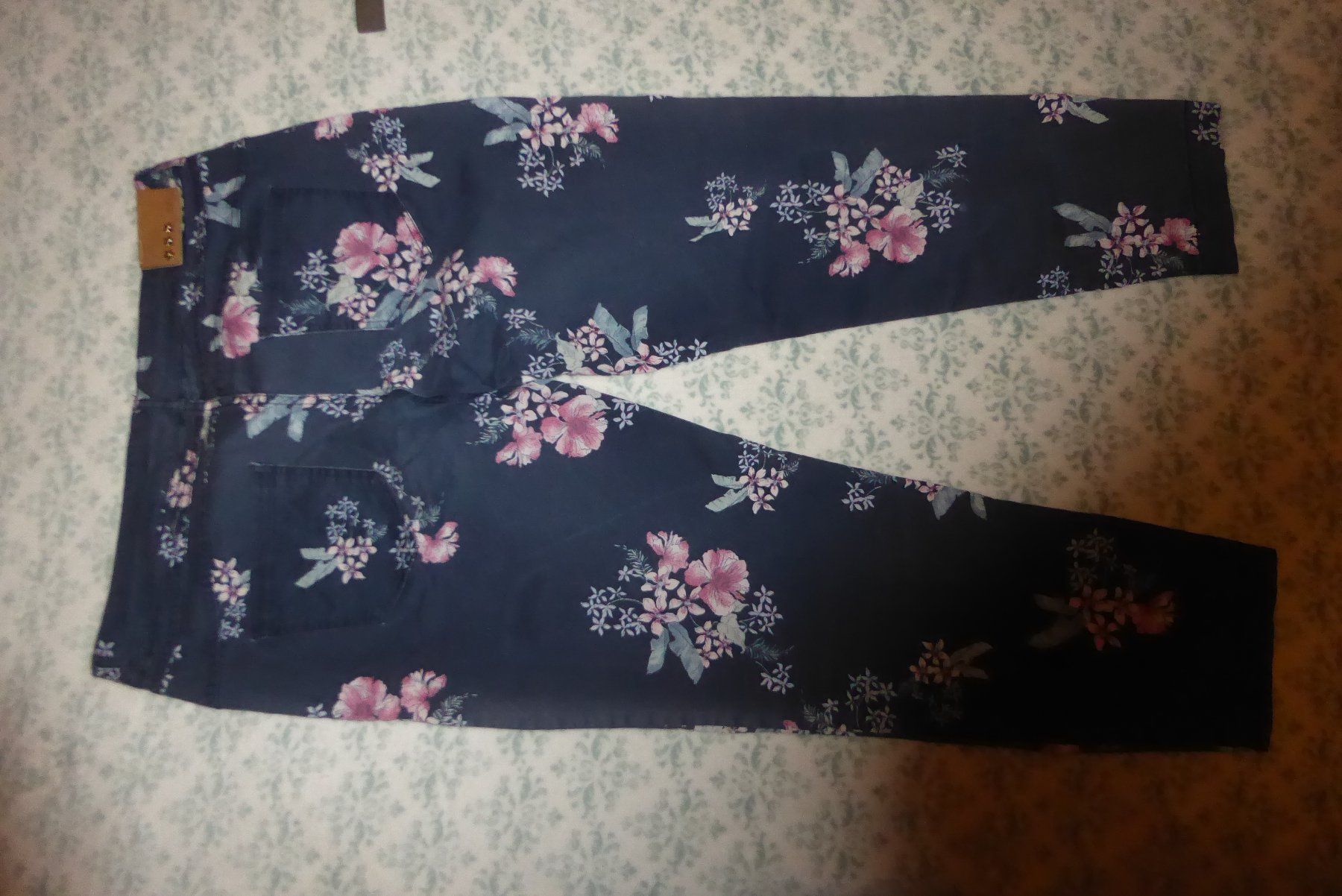 Esprit Hosen: Geblumte Hose Gr 42 edc Bund 44cm. – Gebraucht aus Sargans von Benziner 1