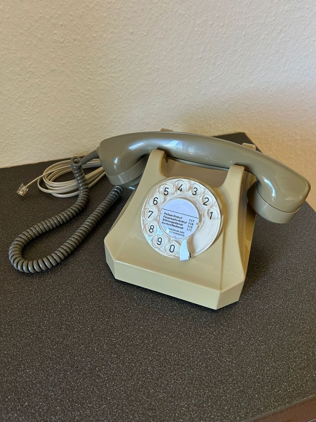 Telefone: Tischtelefon Modell 50,  betriebsbereit – Gebraucht aus Muri AG von old-swissphones